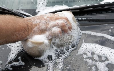 5 consells per netejar els vidres del cotxe