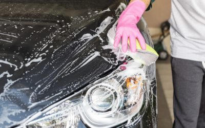 7 consells per netejar els vidres del cotxe
